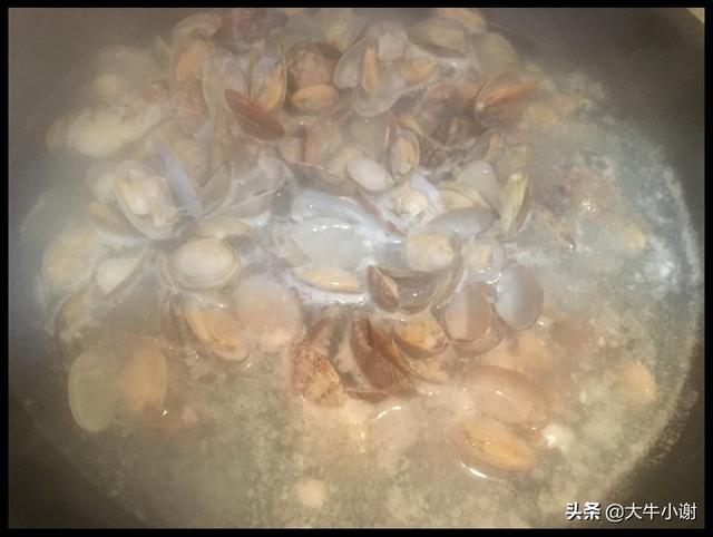 死掉的花甲焯水会开口吗，《花甲死了用开水煮会开口吗》