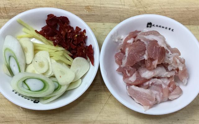 白萝卜炒粉条的做法，青萝卜炒粉条的做法（冬天要多吃萝卜）