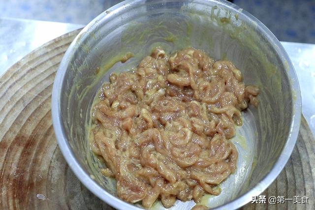 炒瘦肉怎么炒才嫩，瘦肉怎么炒才鲜嫩（肉丝不干不柴如此简单）
