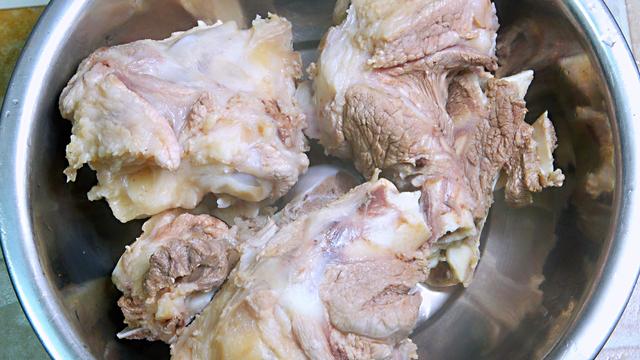 棒骨煮汤做法步骤，棒骨汤的做法与步骤窍门（炖大骨头汤别只知道焯水）