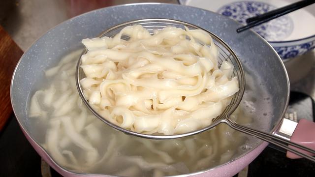 宽面条怎么做好吃，夫妻俩吃了一大盆