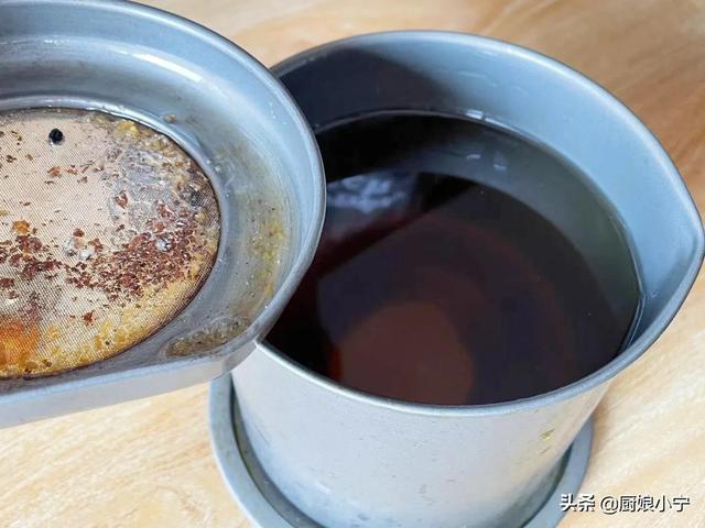 炸过的油怎么变清，炸过的食用油怎样变清（过年炸剩的旧油不要扔）