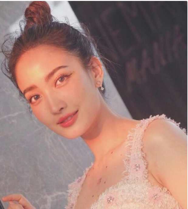 泰星mai教化妆，跟着泰星Baifern、Mai、Taew学学斩男妆