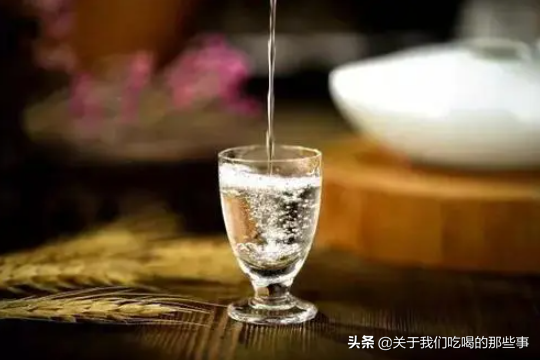 白兰地是属于什么酒，白兰地是什么酒（为啥全世界都爱喝白兰地）