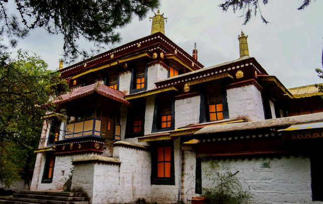 拉萨是什么城，昆明是什么城（精神与物质融合碰撞的城）