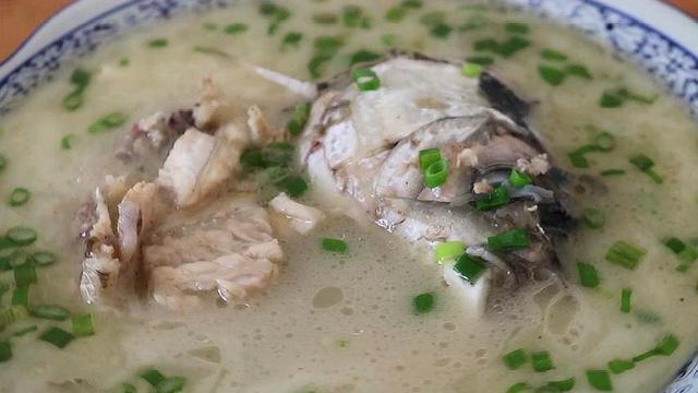 炖鱼头汤的家常做法，炖鱼头汤的家常做法大全（汤汁奶白一点也不腥）