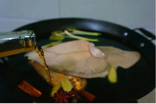 猪耳朵的营养价值有多少，猪耳朵热量（夏季吃一碗营养价值丰富的凉拌猪耳朵到底有多爽）