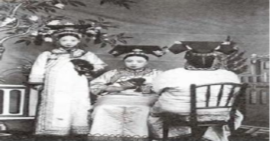 容妃为什么被贬，历史上容妃的下场（康熙将容妃送进宗人府贬为马奴）