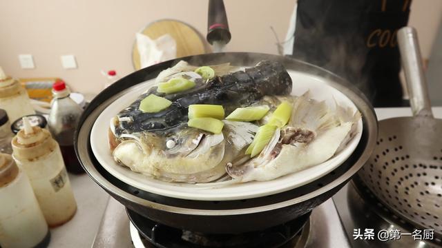 鱼头怎么做好吃，这才是“清蒸鱼头”最好吃的做法（鱼头怎么做好吃又简单视频）