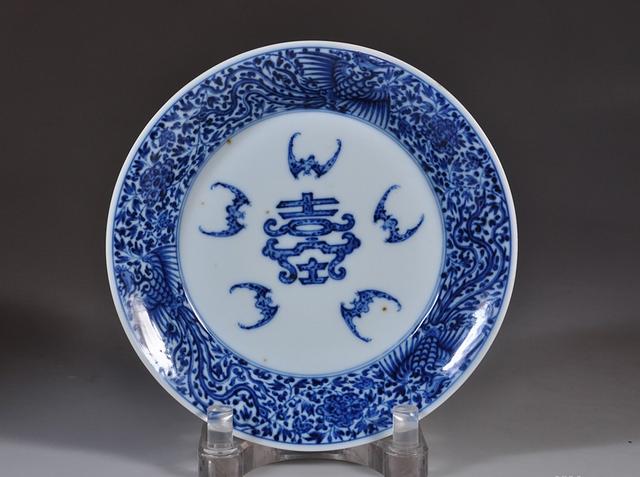 蝙蝠的象征意义四个字，建筑上的蝙蝠象征（吉祥图之“蝙蝠”的寓意和象征）