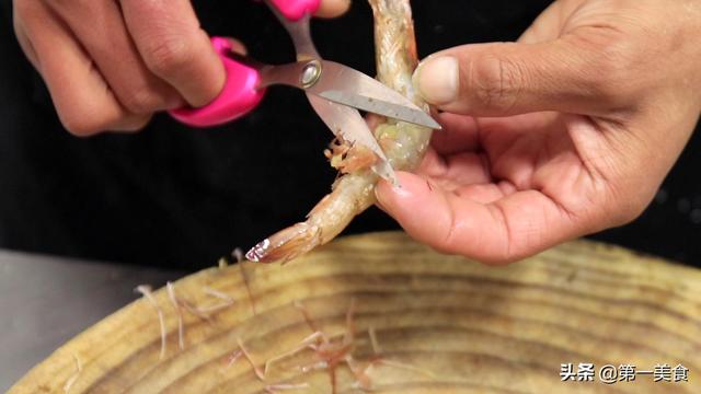 油焖大虾正宗的做法，正宗的油焖大虾怎样做的（厨师长教你油焖大虾的正宗做法）