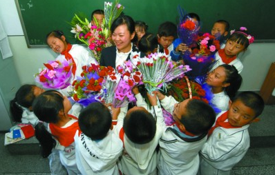 教师节送老师什么礼物合适幼儿园大班，教师节给幼儿园老师送什么礼物比较好（教师节给老师送礼）