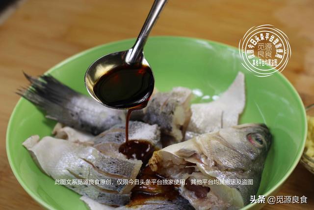 生焖鲈鱼的做法，蒜香焖鲈鱼最正宗的做法（十元钱买条鲈鱼）