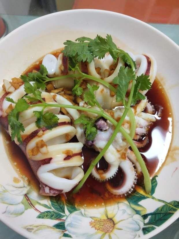 清蒸鱿鱼的做法，鱿鱼清蒸的正确做法（清蒸鱿鱼《极简版》）