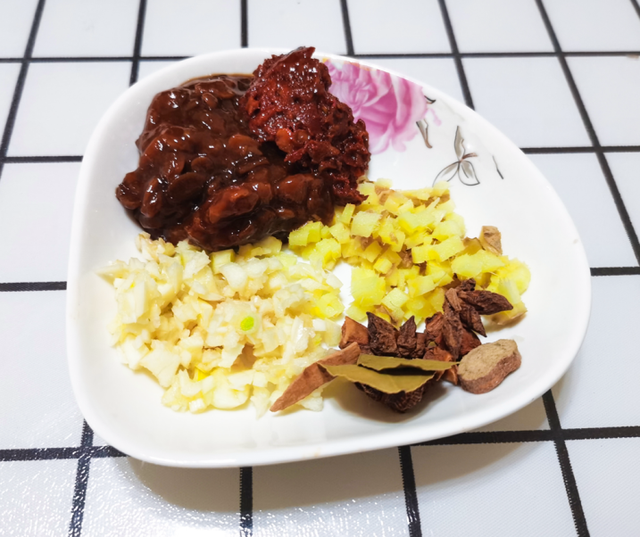 土豆炖多久会烂，土豆轻松炖烂的技巧（热乎的西红柿土豆炖牛肉半小时就可以出锅）