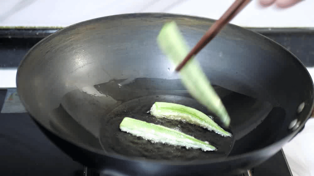 秋葵不焯水能吃吗，秋葵高温焯水好不好不焯水能吃吗（吃秋葵有什么好处）