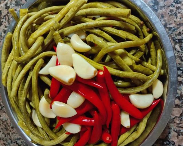 泡菜生花用什么方法可以去掉，泡菜怎么泡不生花（泡酸菜如何不生白花）