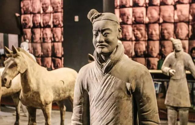 兵马俑是什么做的，陕西兵马俑是什么做的（千人千面的兵马俑）