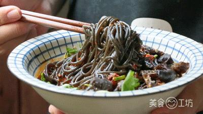 孕妇能吃蕨根粉吗，蕨根粉什么人不能吃（这一碗销魂粉，调好料汁很重要）