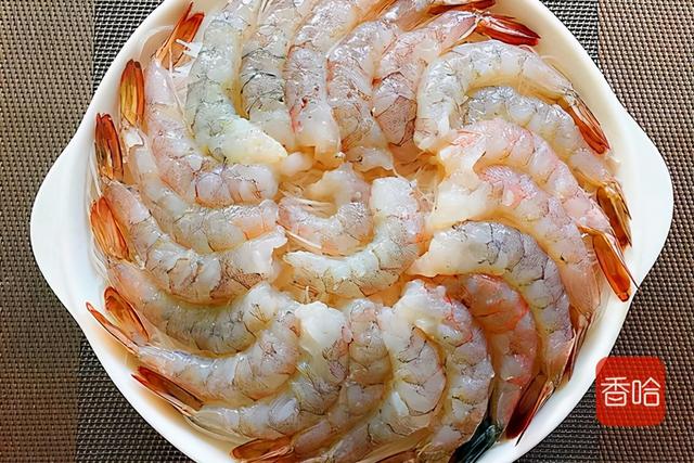 蒜蓉粉丝虾的做法，蒜蓉粉丝虾仁的做法步骤（蒜蓉粉丝虾原来这么简单）