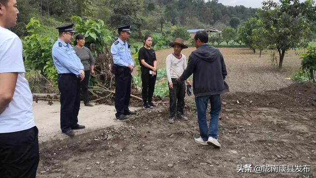 未见当年秦始皇典故，一棵大树挡去路