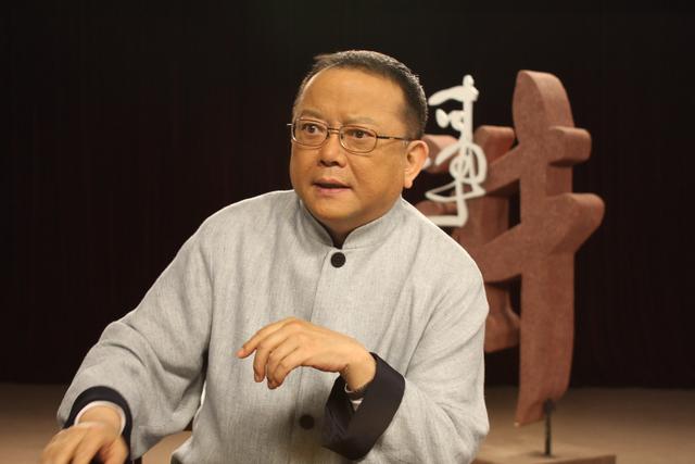 和珅扮演者是谁，和珅的扮演者（演了300多集的和珅）