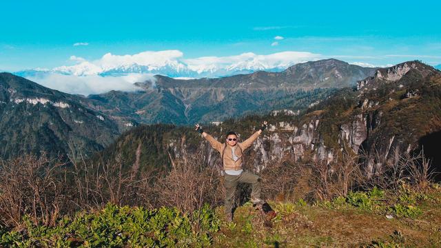 旅行者小多拍摄贡嘎雪山，去了一个叫四人同的山