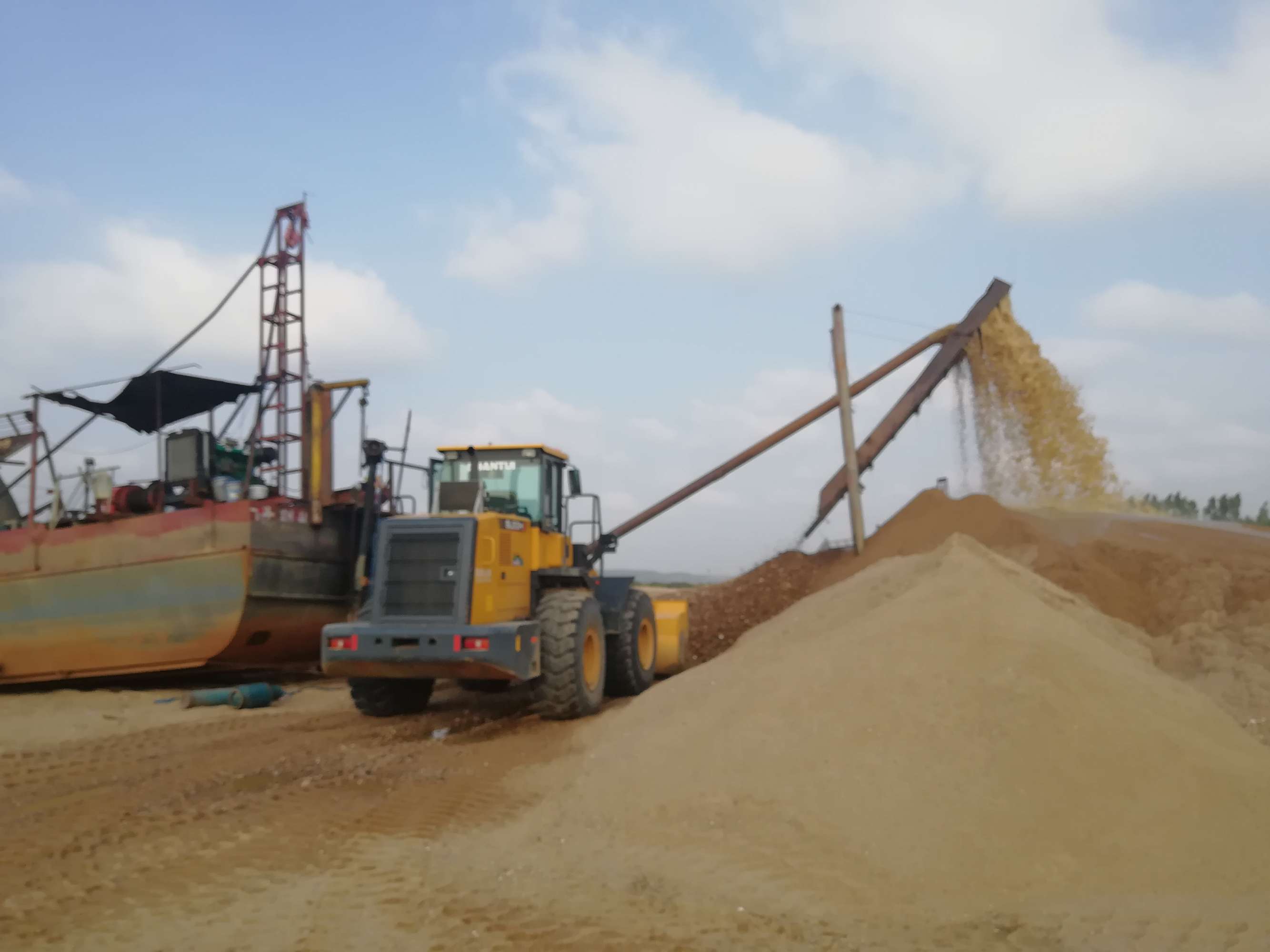 同时,过度开采还会造成国土资源流失,河水具有下切侵蚀作用,这种力量