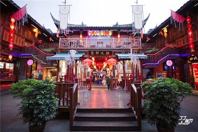 锦里在成都哪里，锦里位于成都哪里（全国十大城市商业步行街的成都锦里）