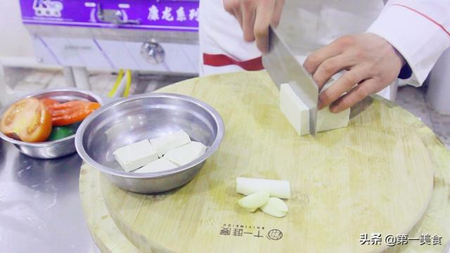 家常炒豆腐这样做真好吃营养丰富，厨师长教你豆腐这样炒