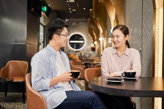 和女生聊天怎么找话题不至于尬聊，如何和女生聊天不尬聊（让她对你掏心掏肺）