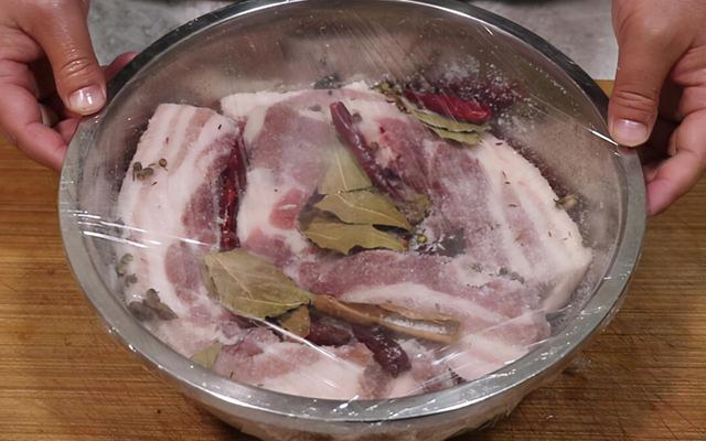 好吃腊肉的制作方法，怎样制作腊肉最好吃（又到腌制腊肉的时节）