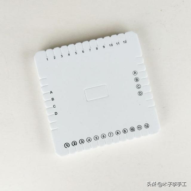 手机挂绳怎么装在手机壳上，手机壳怎么穿挂绳（用方形盘编器做的手机挂绳的编法图解）