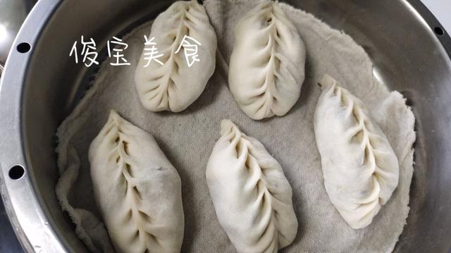 柳叶饺子的包法技巧，柳叶饺的包法图解步骤（比饺子省事。半烫面柔软又筋道。）