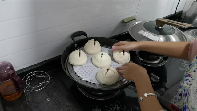 紫薯别煮着吃了，教你一招，15分钟就出锅，比面包都香！