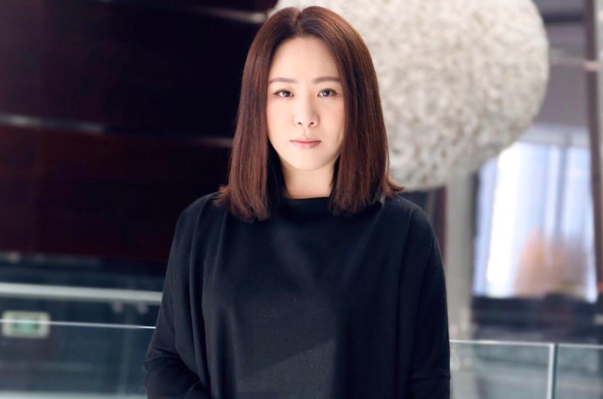 90年代香港电影繁荣时期,心怀编剧梦的蔡艺侬进入了影视圈.