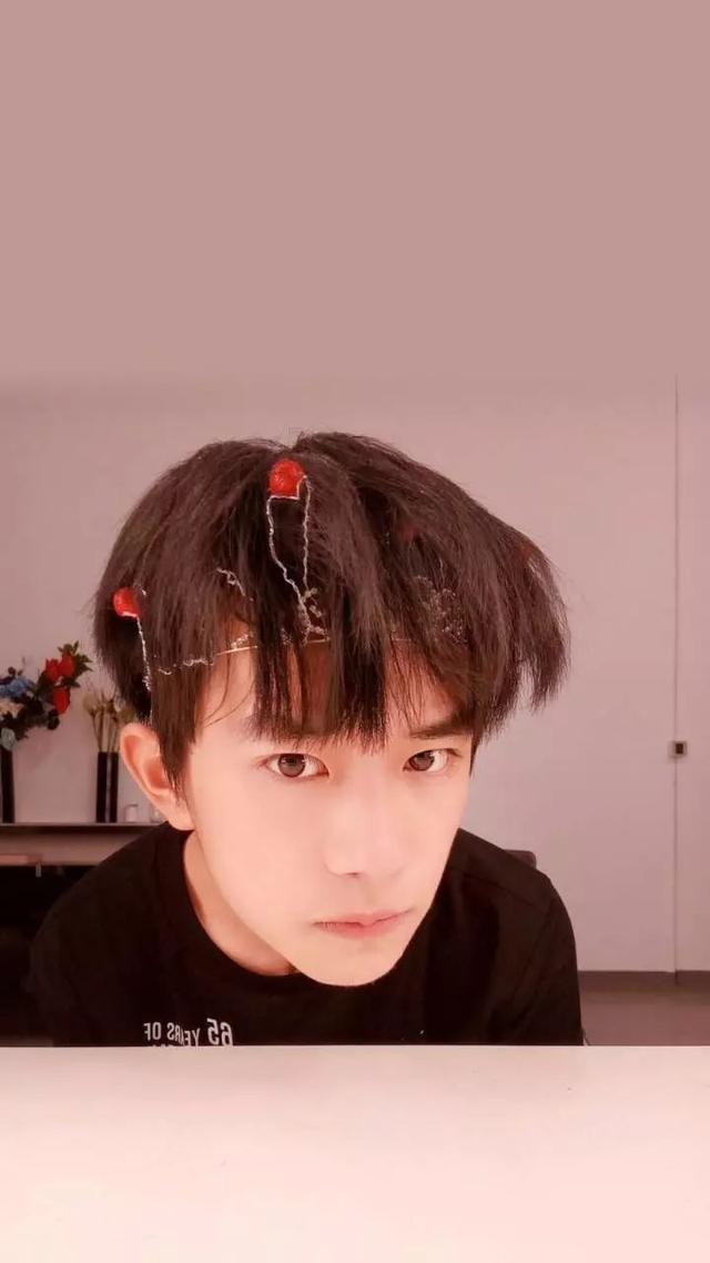 一组易烊千玺超拽帅气的高清图片   千纸鹤们在哪里呢，易烊千玺帅气的图片大全 霸气（有没有的千纸鹤在线签收呀）