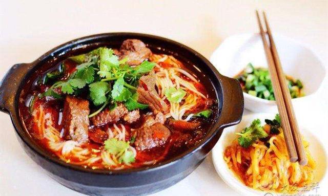 过桥米线的由来，过桥米线的由来是什么（米线口感是关键汤汁酱料更是灵魂）