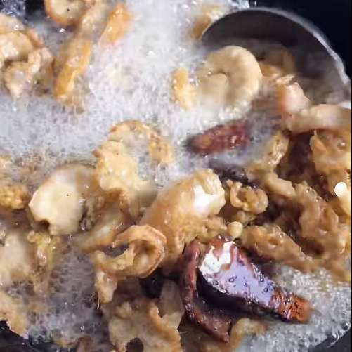 鸡冠油是什么部位，猪的鸡冠油是什么部位（东北这道香酥蹦脆的下酒菜你知道吗）