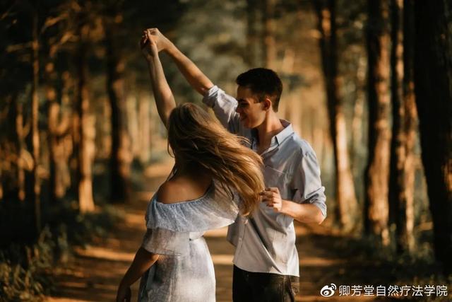 檀香精油的功效与作用，檀香精油、玫瑰、薰衣草分别的功效（赴一场心灵之约——檀香精油）