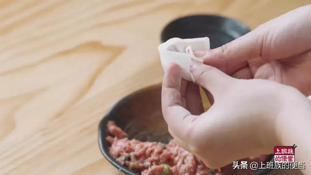 混沌的正确包法教程，馄饨的包法（3分钟教会你三种最简单的包法）