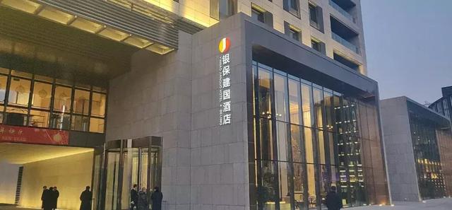 石景山哪个餐厅有40人的大包间，石景山区自助餐厅有几家（石景山的建国酒店启动试营业啦）