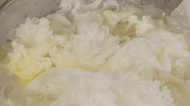 莲子羹怎么做，莲子汤怎么做（银耳莲子羹的简单做法）