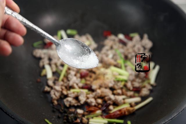 地瓜藤怎么做好吃，为何红薯叶尽量少吃或不吃（丝瓜藤上最好吃的部份）