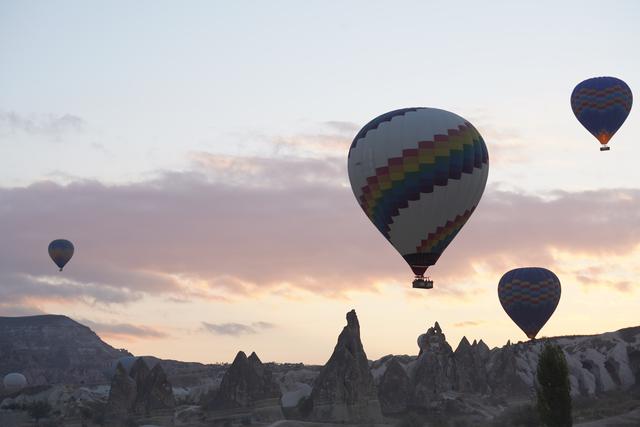热气球下面的篮子叫什么，上面一个气球下面一个篮子（在热气球盛开的卡帕多奇亚）