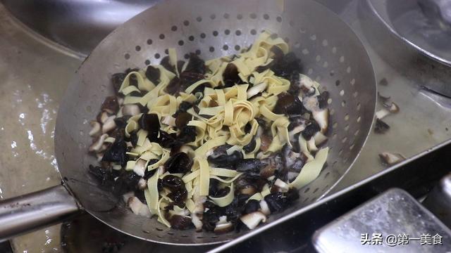 酸辣汤的家常做法，酸辣汤的家常做法窍门（厨师长教你在家轻松做出来）