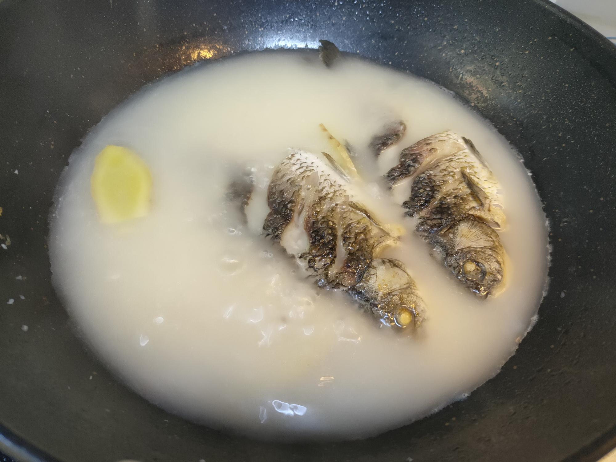 清炖鲫鱼汤简易做法：鲜香奶白，一锅搞定，营养滋补又省时