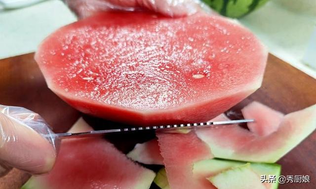 网红切西瓜方法，切西瓜的视频火了（韩国大妈教我的切西瓜方法）
