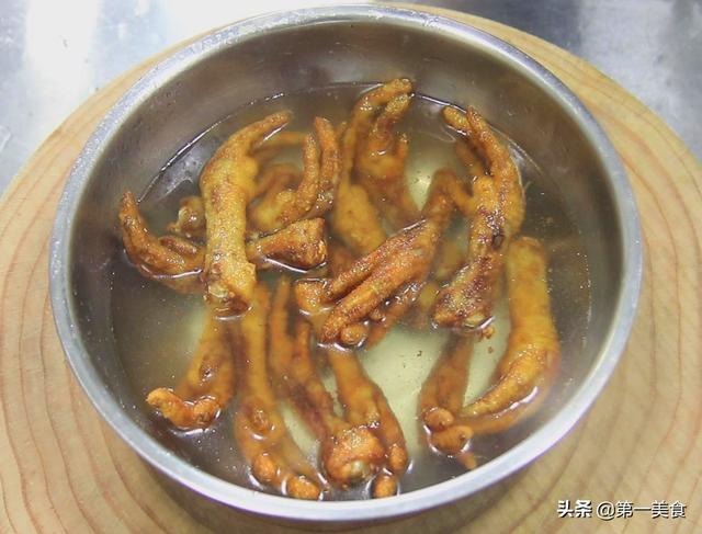 虎皮凤爪最正宗的做法，正宗的虎皮凤爪怎么做（厨师长教你虎皮鸡爪正宗做法）