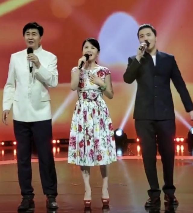 付笛生一家罕同框！儿子高大俊朗赶超爸爸，任静紧搂儿子白到发光